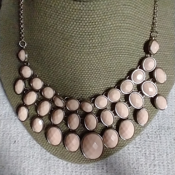 Goldtone pink faceted runway statement necklace - Picture 1 of 5